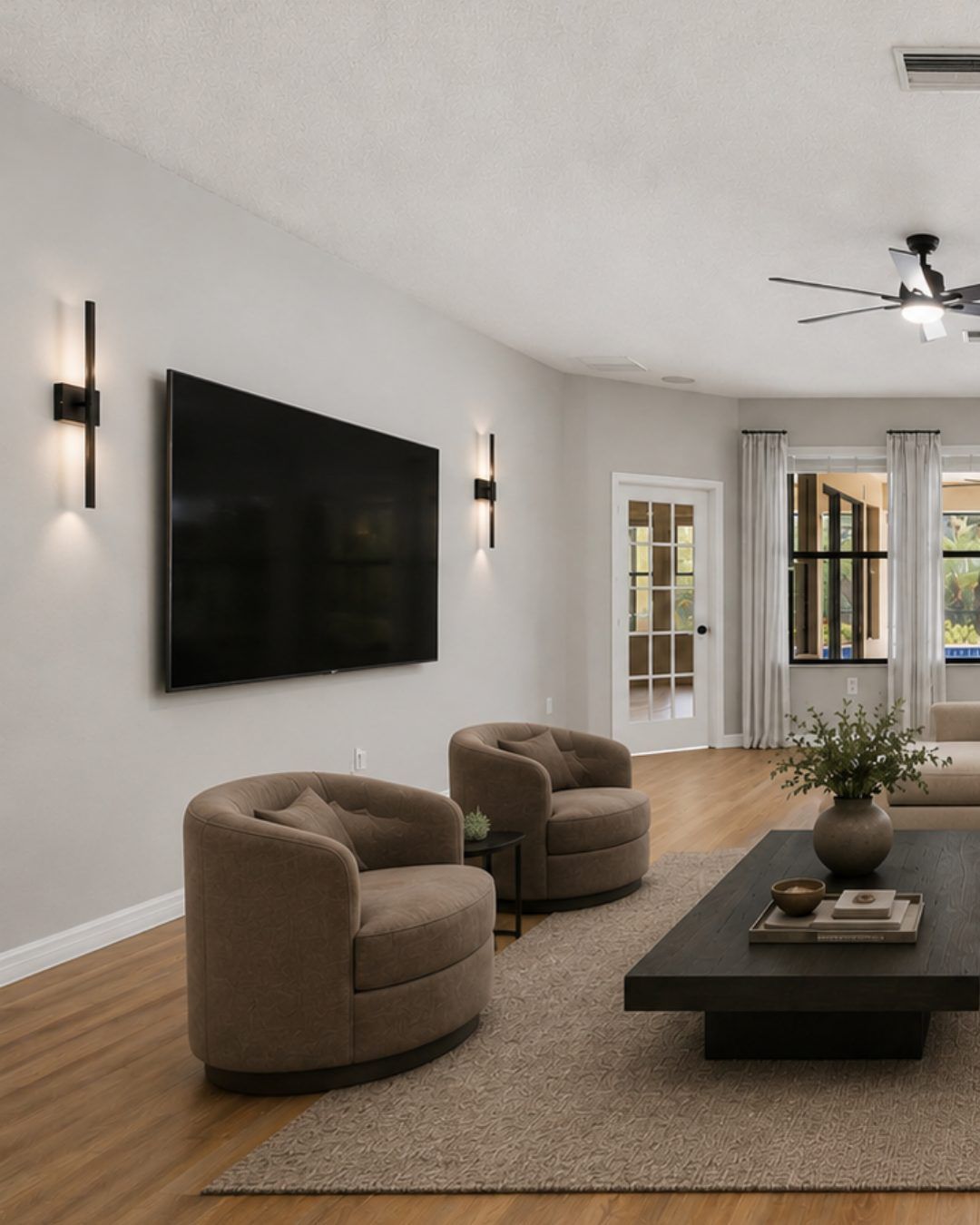 Living room with armchairs and a coffee table